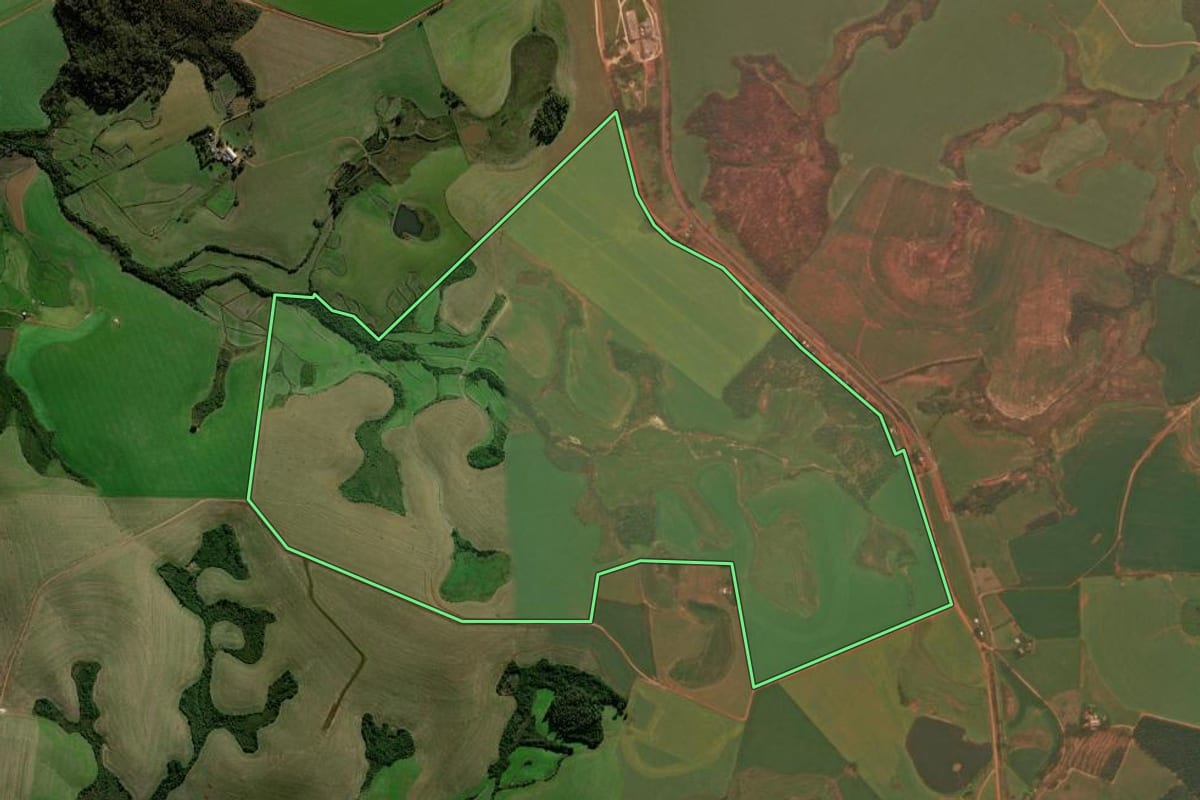 Imagem de satélite do imóvel rural em Tupanciretã (RS), com o contorno declarado no CAR desenhado por cima.