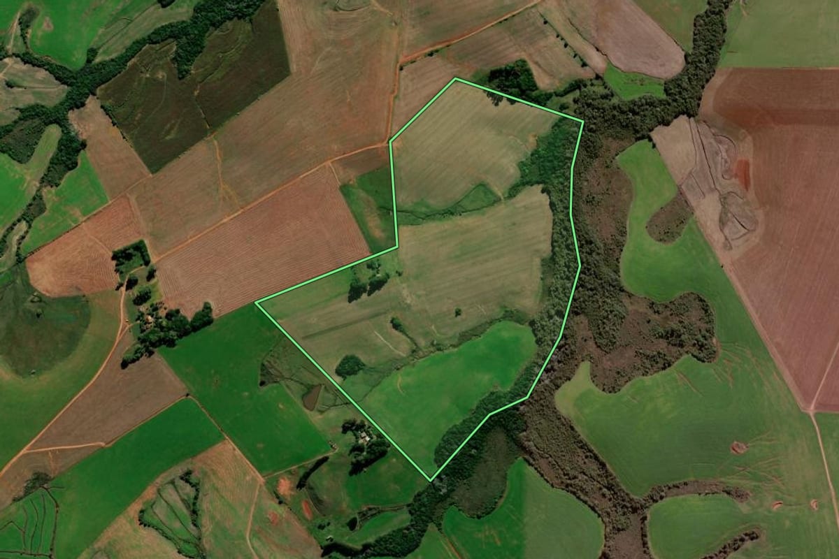 Imagem de satélite do imóvel rural em Tupanciretã (RS), com o contorno declarado no CAR desenhado por cima.