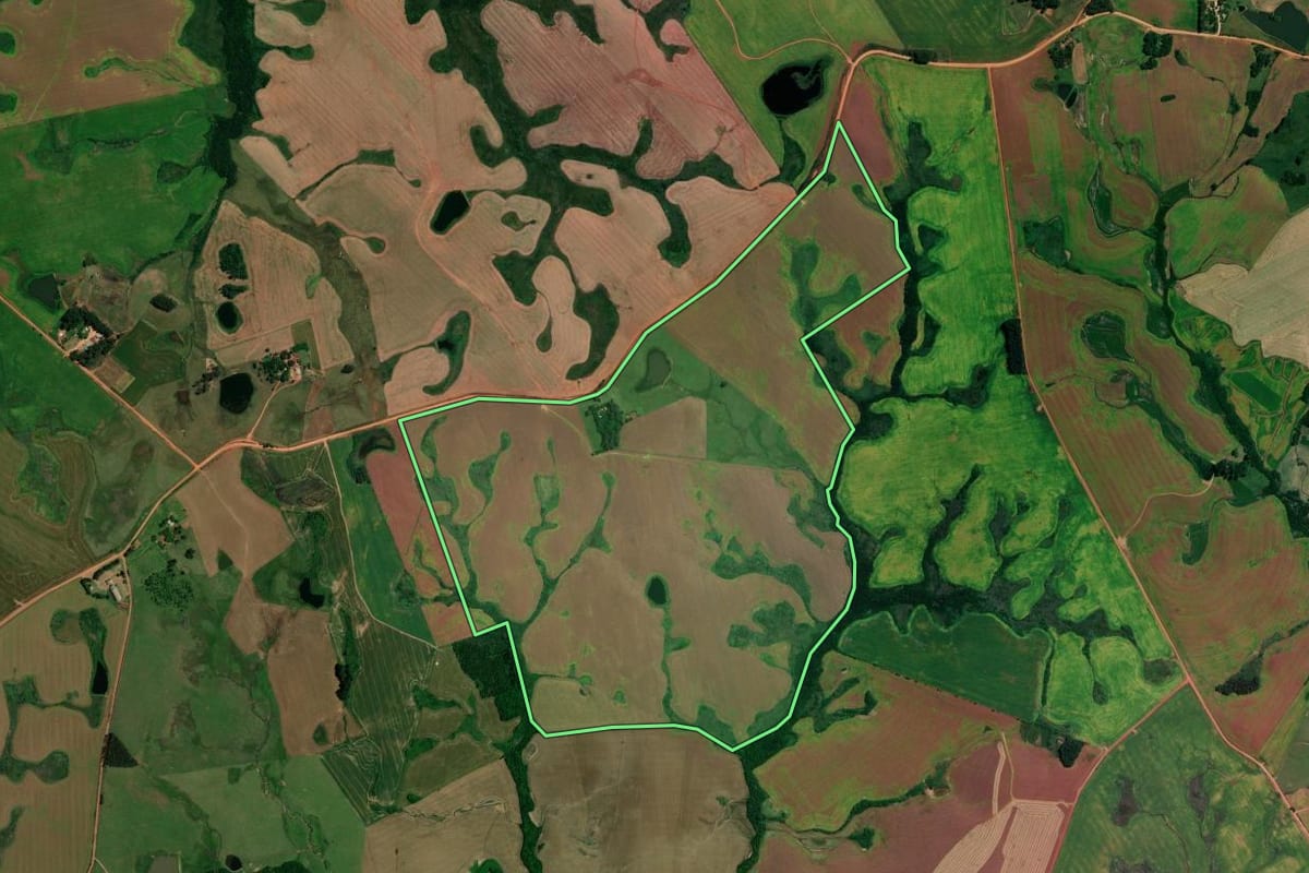 Imagem de satélite do imóvel rural em Tupanciretã (RS), com o contorno declarado no CAR desenhado por cima.