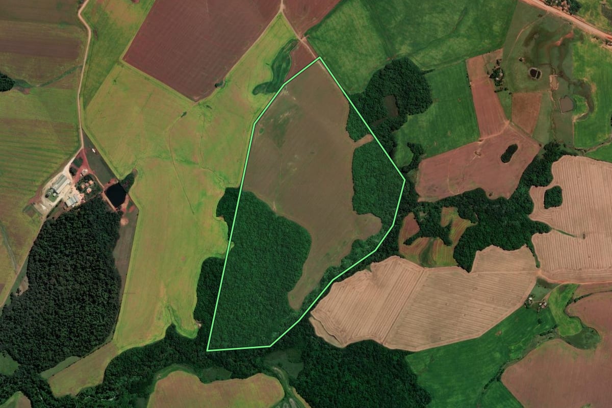 Imagem de satélite do imóvel rural em Tupanciretã (RS), com o contorno declarado no CAR desenhado por cima.