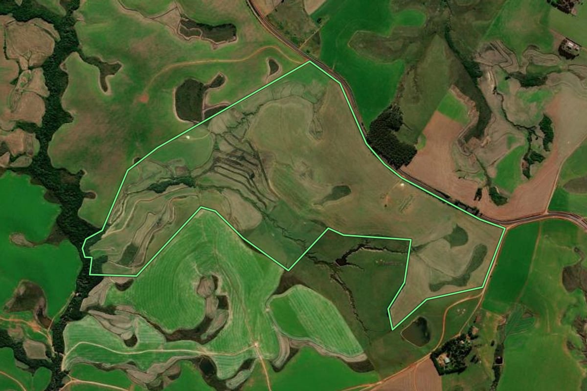 Imagem de satélite do imóvel rural em Tupanciretã (RS), com o contorno declarado no CAR desenhado por cima.