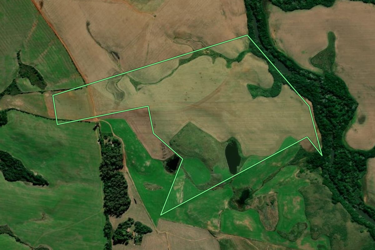Imagem de satélite do imóvel rural em Tupanciretã (RS), com o contorno declarado no CAR desenhado por cima.