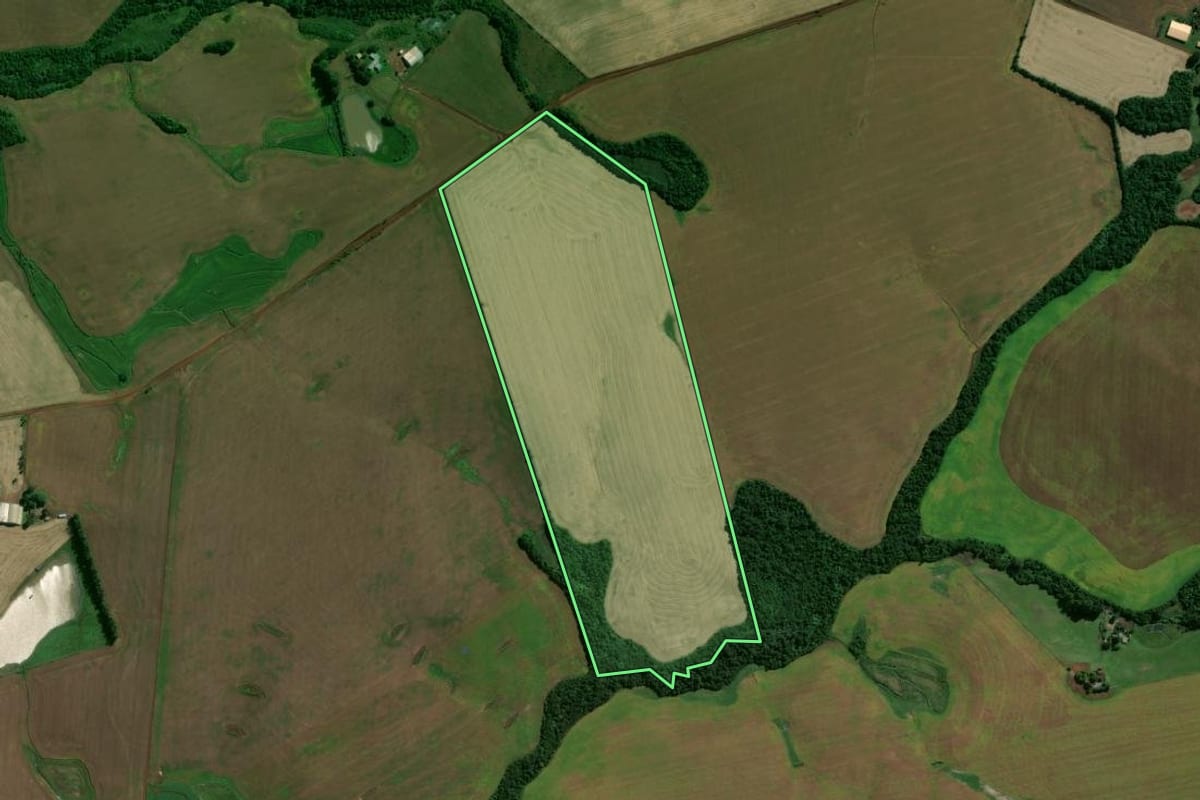 Imagem de satélite do imóvel rural em Tupanciretã (RS), com o contorno declarado no CAR desenhado por cima.