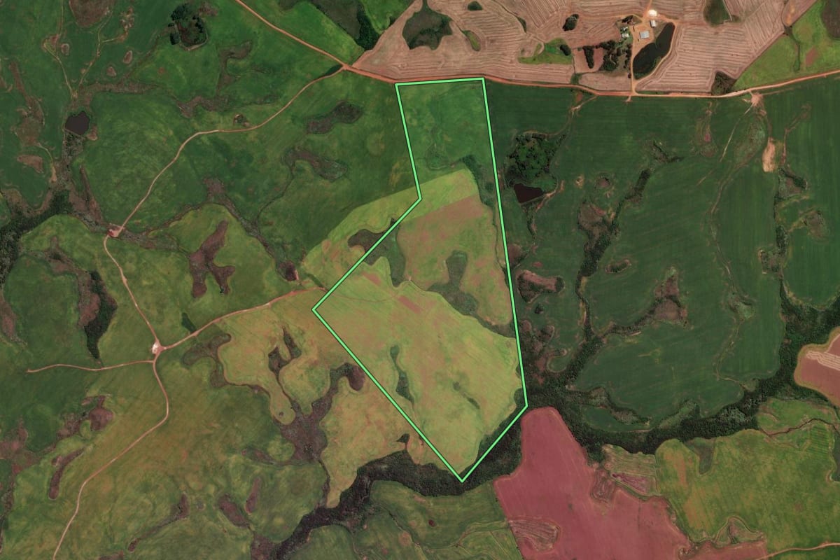 Imagem de satélite do imóvel rural em Tupanciretã (RS), com o contorno declarado no CAR desenhado por cima.