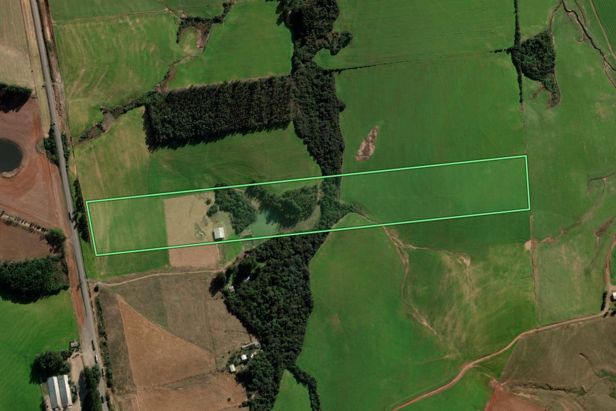 Imagem de satélite do imóvel rural em Tupanciretã (RS), com o contorno declarado no CAR desenhado por cima.