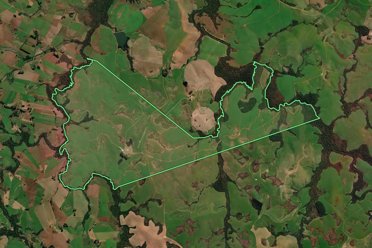 Imagem de satélite do imóvel rural em Tupanciretã (RS), com o contorno declarado no CAR desenhado por cima.