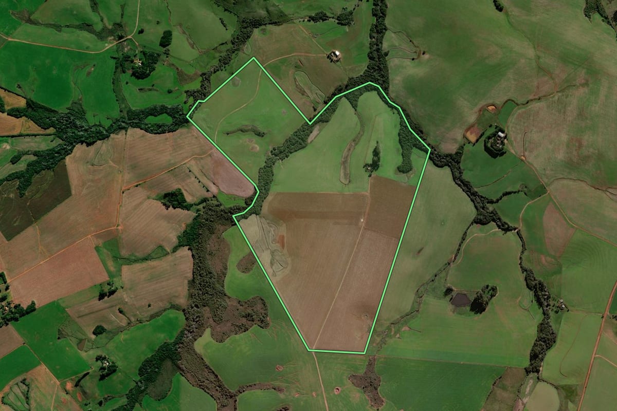 Imagem de satélite do imóvel rural em Tupanciretã (RS), com o contorno declarado no CAR desenhado por cima.