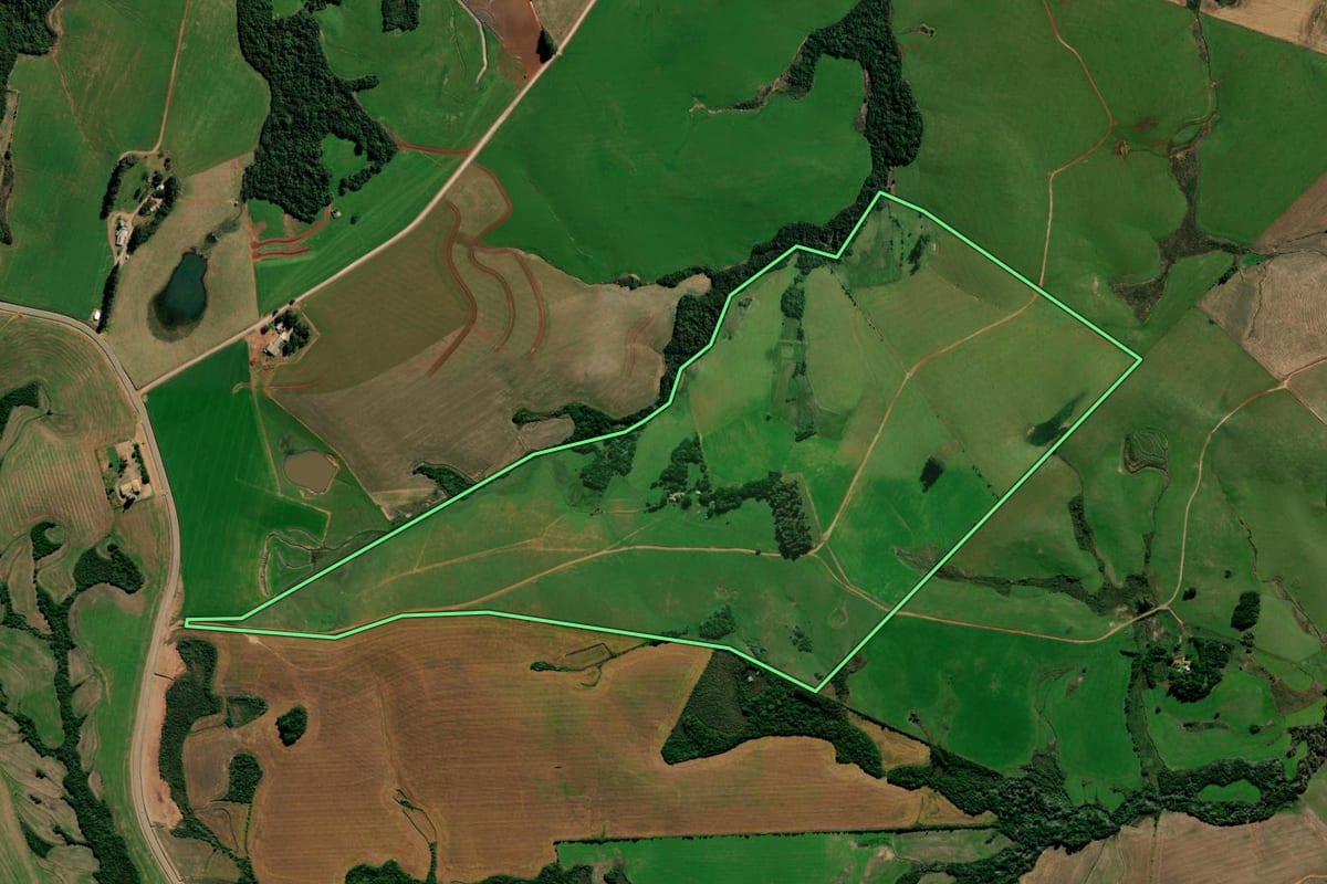 Imagem de satélite do imóvel rural em Tupanciretã (RS), com o contorno declarado no CAR desenhado por cima.