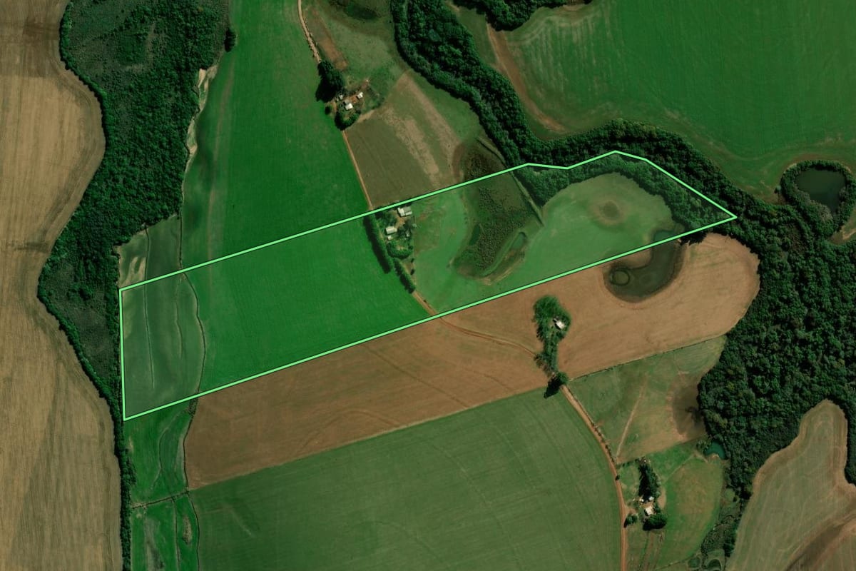 Imagem de satélite do imóvel rural em Tupanciretã (RS), com o contorno declarado no CAR desenhado por cima.