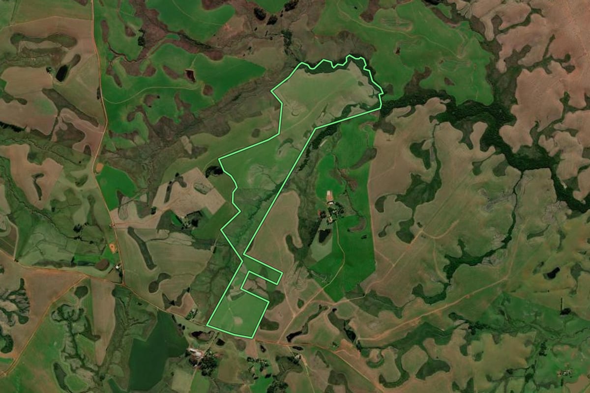 Imagem de satélite do imóvel rural em Tupanciretã (RS), com o contorno declarado no CAR desenhado por cima.