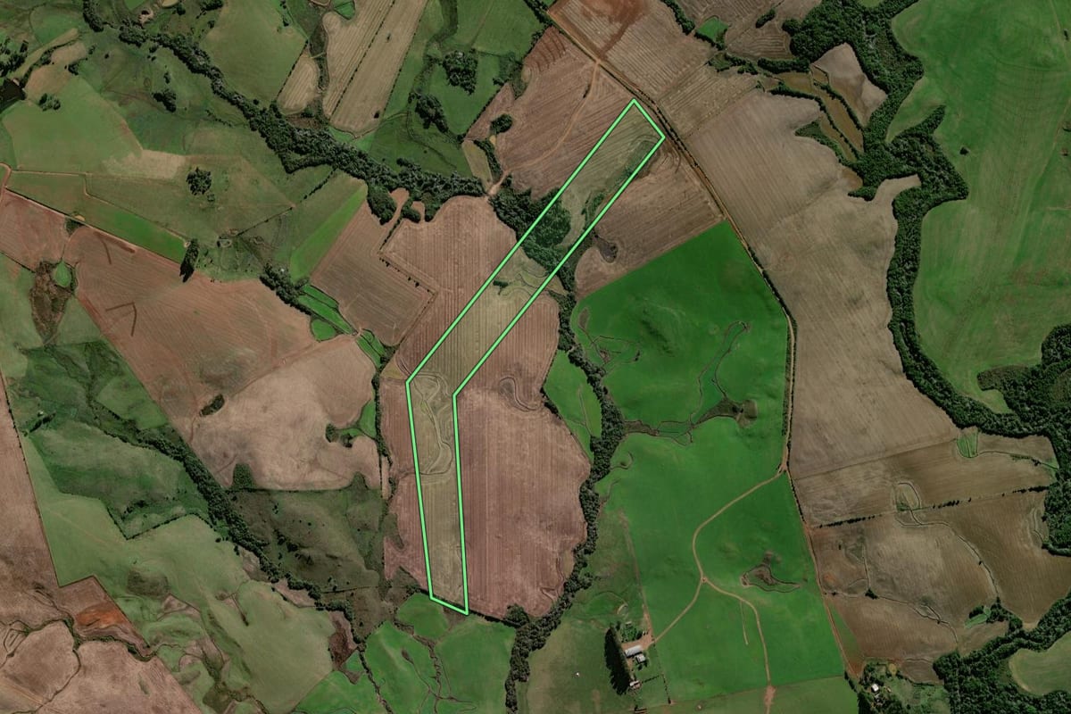 Imagem de satélite do imóvel rural em Tupanciretã (RS), com o contorno declarado no CAR desenhado por cima.