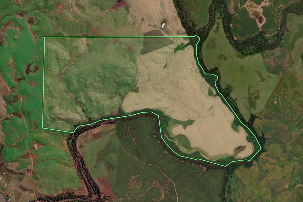 Imagem de satélite do imóvel rural em Tupanciretã (RS), com o contorno declarado no CAR desenhado por cima.
