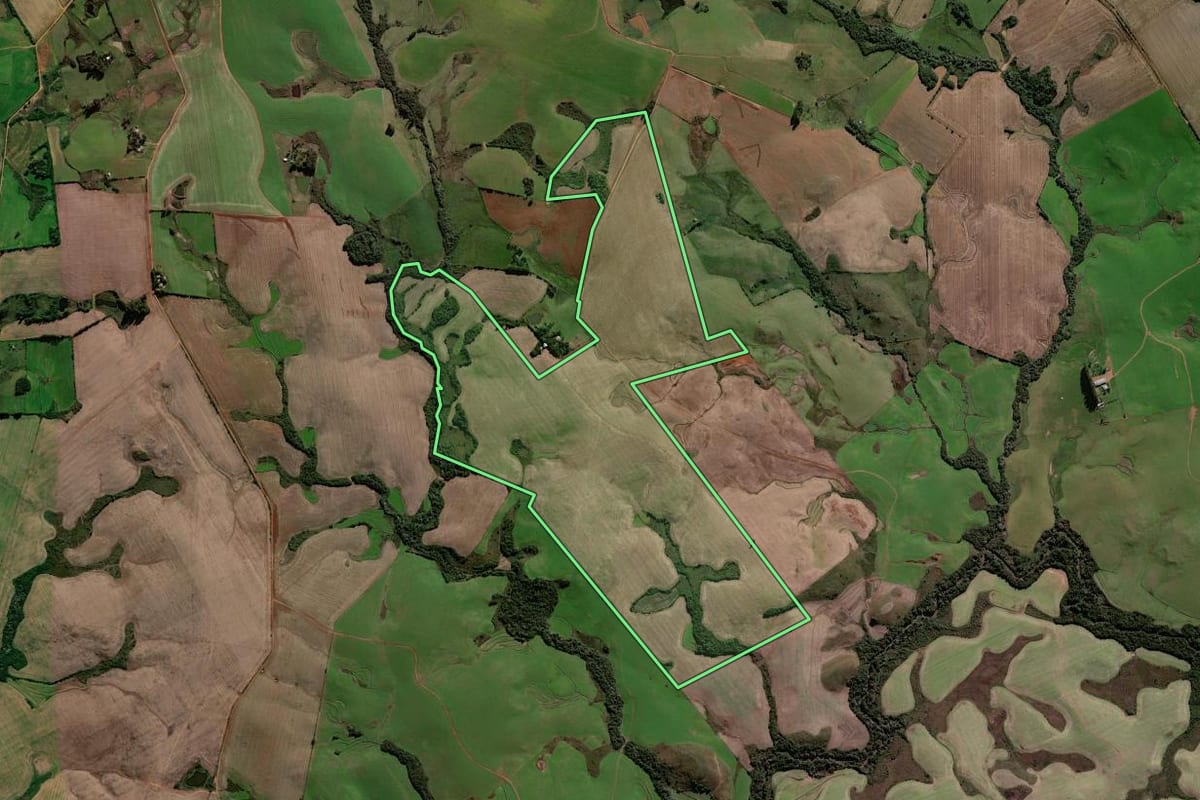 Imagem de satélite do imóvel rural em Tupanciretã (RS), com o contorno declarado no CAR desenhado por cima.