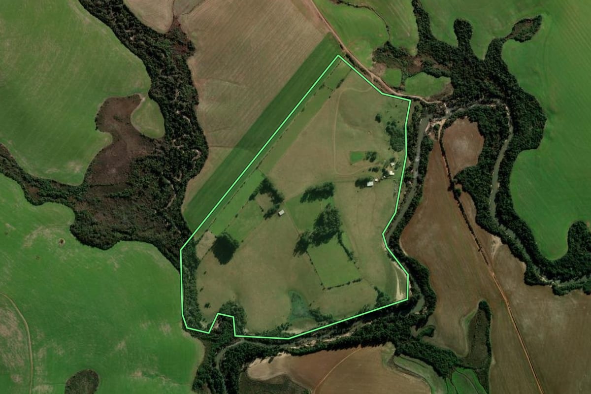 Imagem de satélite do imóvel rural em Tupanciretã (RS), com o contorno declarado no CAR desenhado por cima.