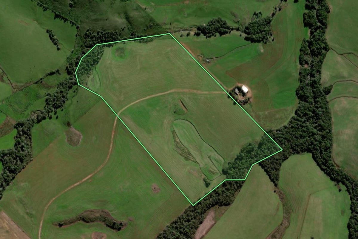 Imagem de satélite do imóvel rural em Tupanciretã (RS), com o contorno declarado no CAR desenhado por cima.