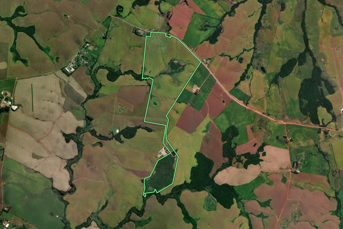 Imagem de satélite do imóvel rural em Tupanciretã (RS), com o contorno declarado no CAR desenhado por cima.