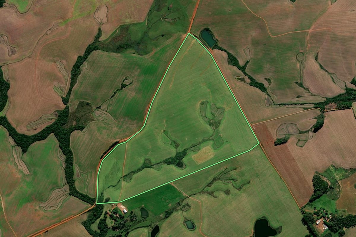 Imagem de satélite do imóvel rural em Tupanciretã (RS), com o contorno declarado no CAR desenhado por cima.
