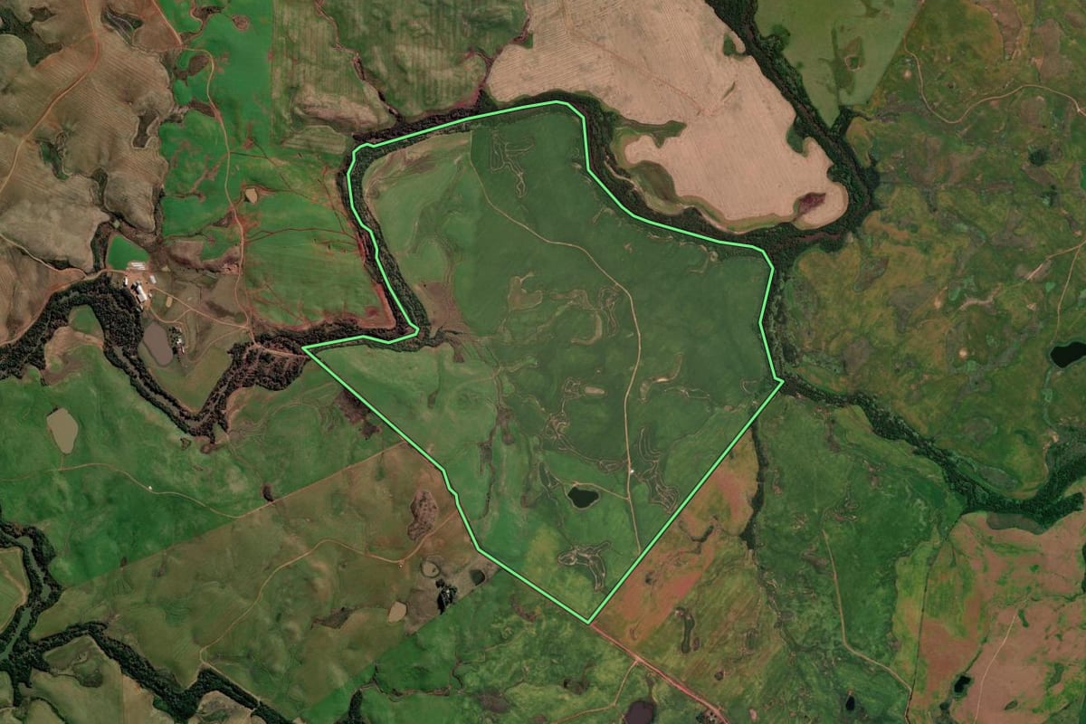 Imagem de satélite do imóvel rural em Tupanciretã (RS), com o contorno declarado no CAR desenhado por cima.