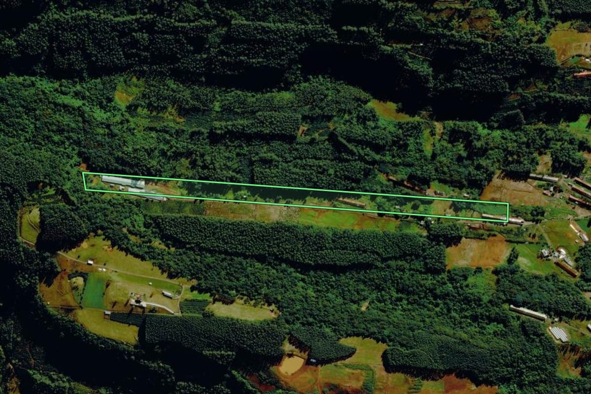 Imagem de satélite do imóvel rural em Tupandi (RS), com o contorno declarado no CAR desenhado por cima.