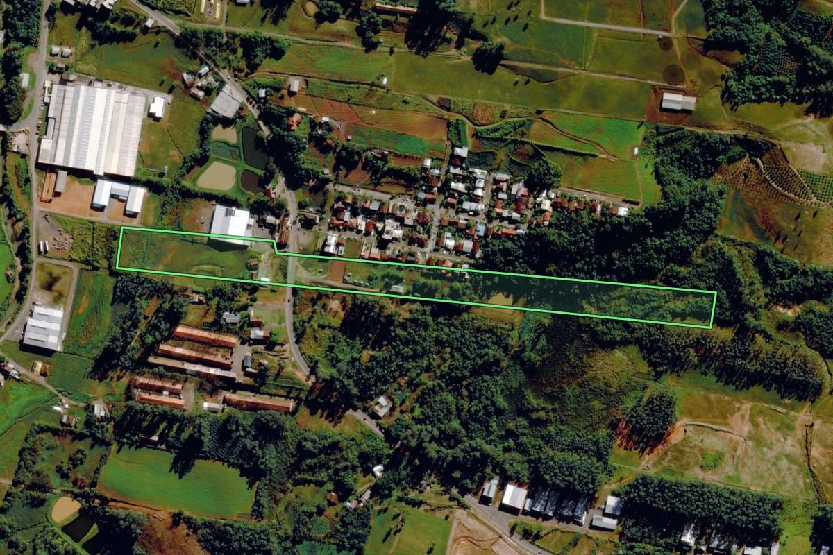 Imagem de satélite do imóvel rural em Tupandi (RS), com o contorno declarado no CAR desenhado por cima.