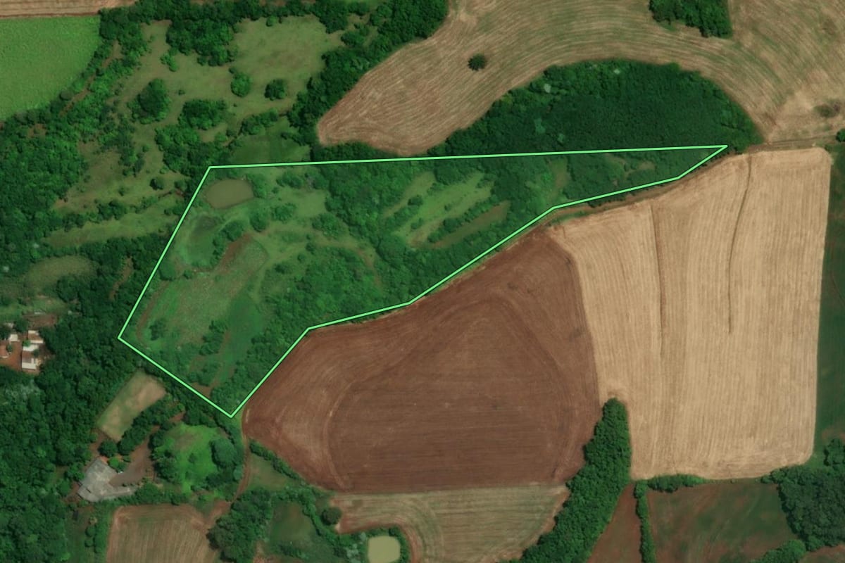 Imagem de satélite do imóvel rural em Tuparendi (RS), com o contorno declarado no CAR desenhado por cima.