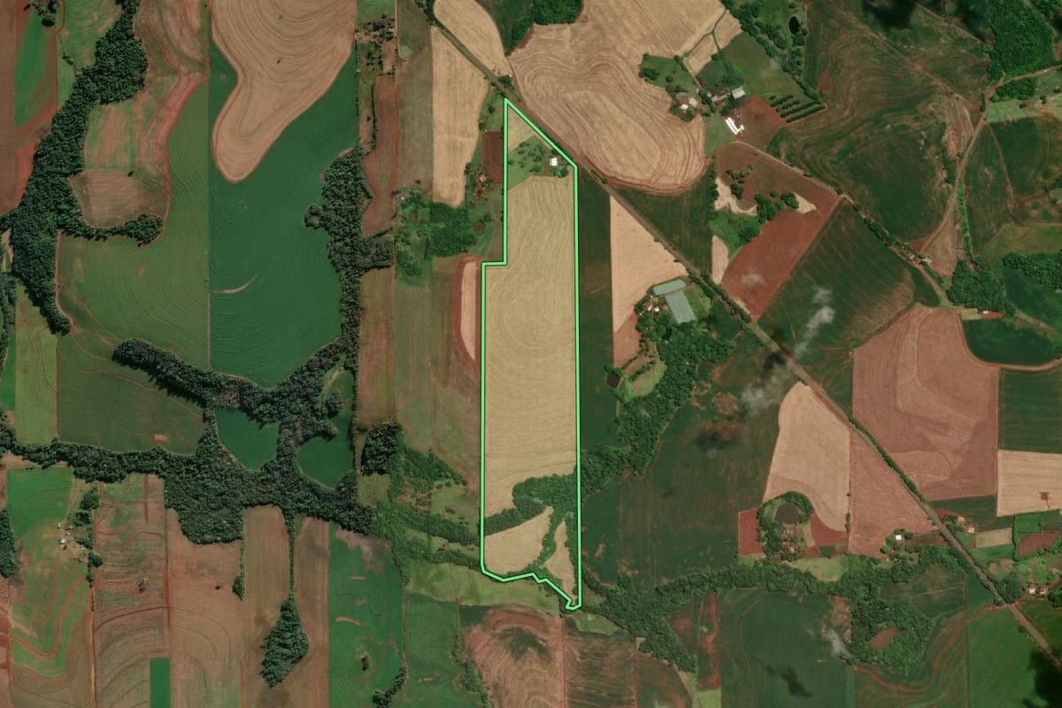 Imagem de satélite do imóvel rural em Tuparendi (RS), com o contorno declarado no CAR desenhado por cima.