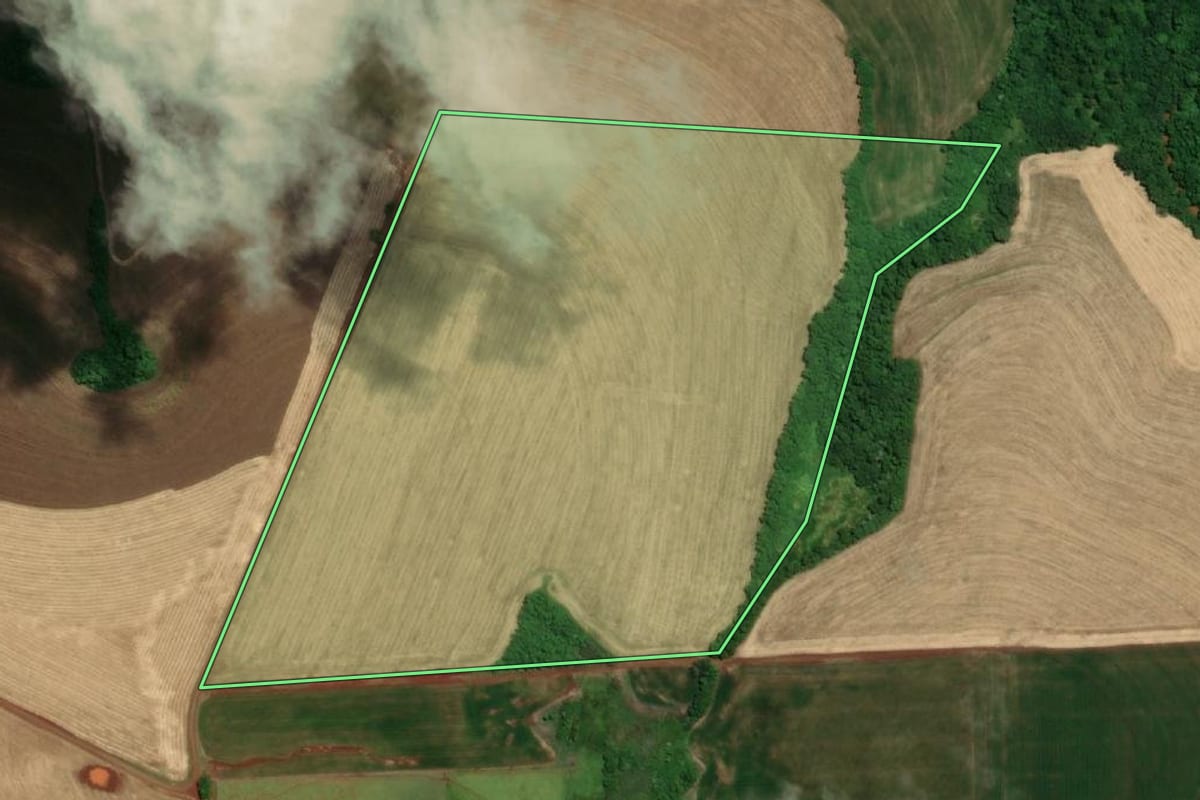 Imagem de satélite do imóvel rural em Tuparendi (RS), com o contorno declarado no CAR desenhado por cima.