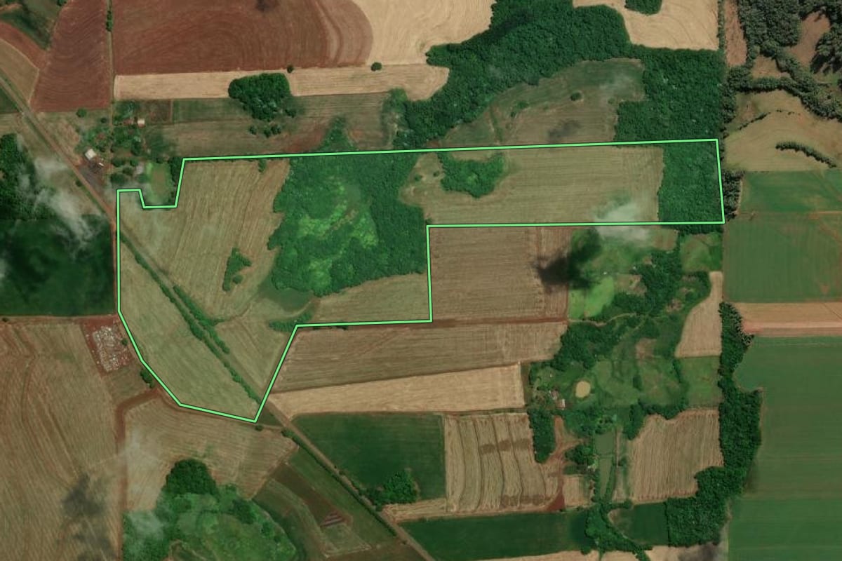 Imagem de satélite do imóvel rural em Tuparendi (RS), com o contorno declarado no CAR desenhado por cima.