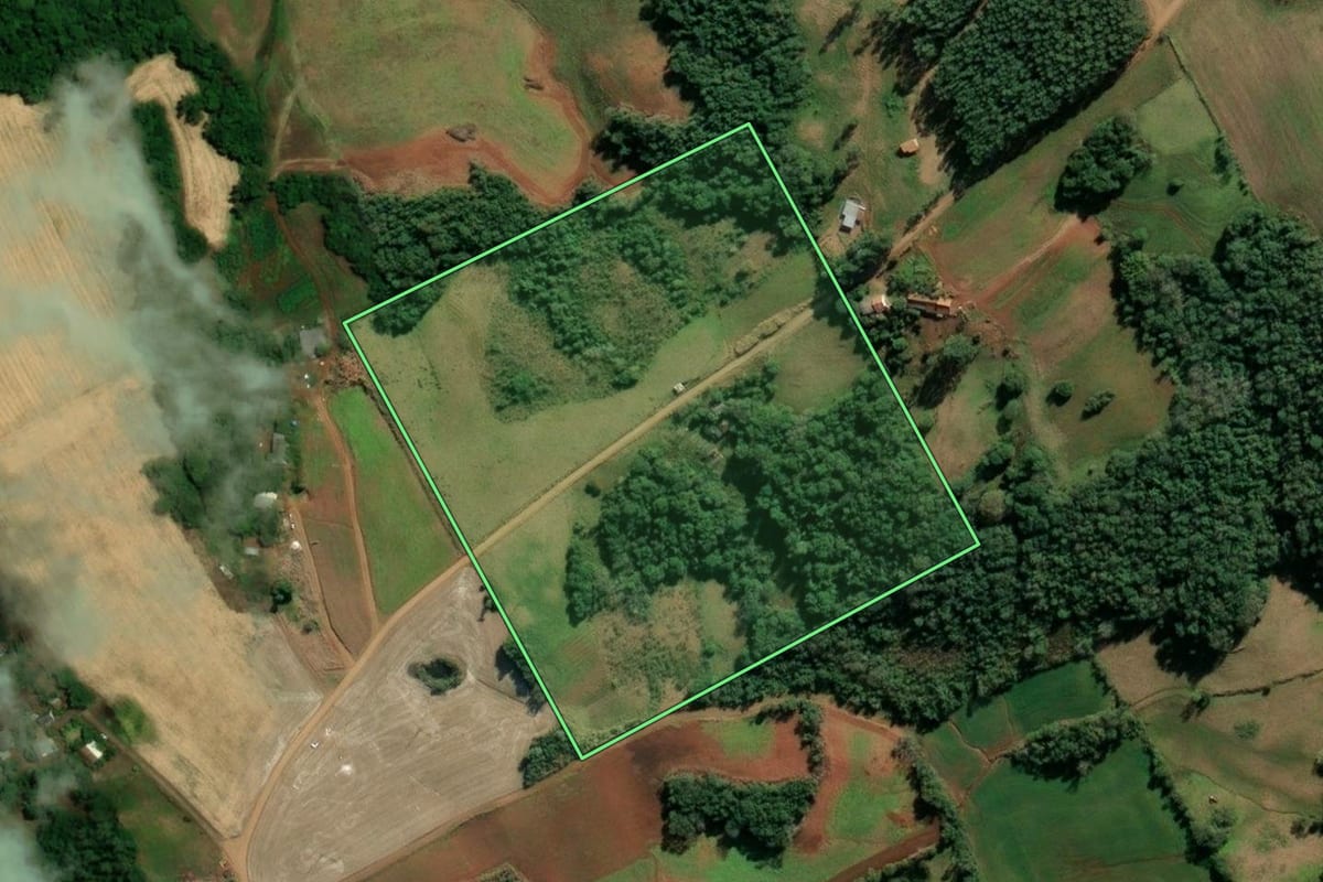 Imagem de satélite do imóvel rural em Tuparendi (RS), com o contorno declarado no CAR desenhado por cima.