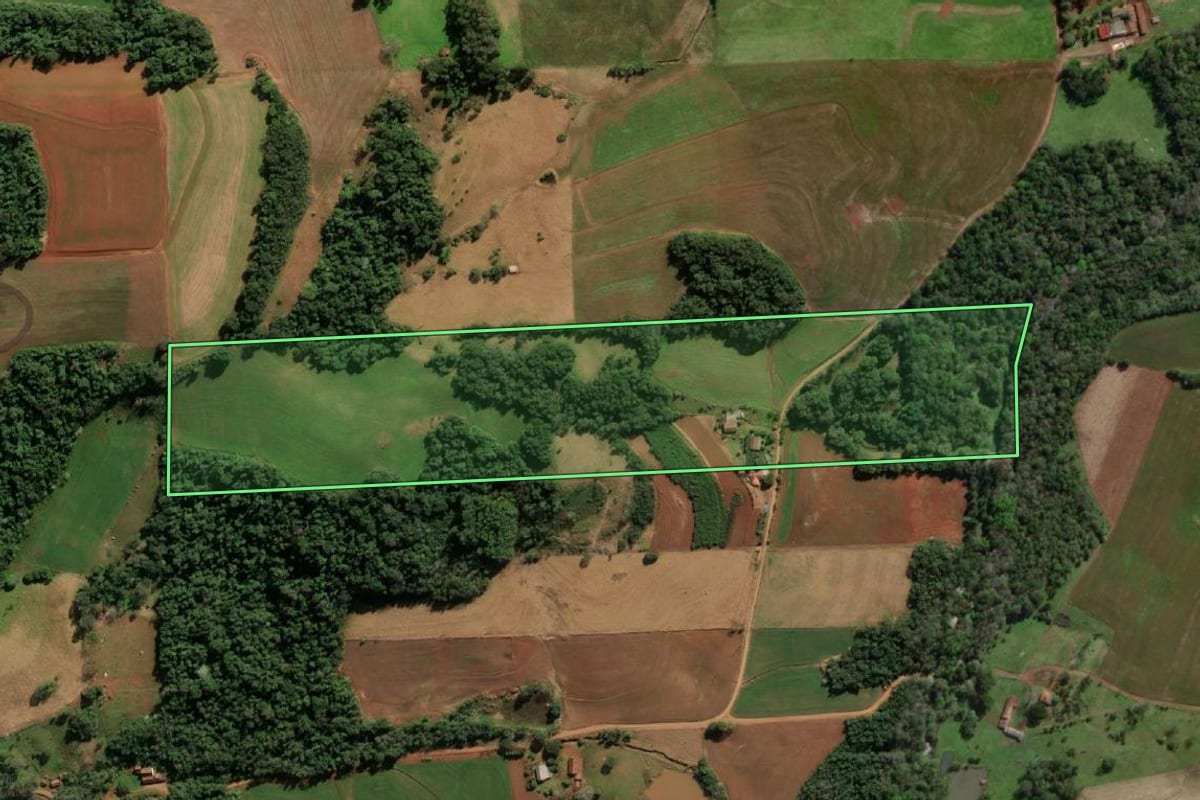 Imagem de satélite do imóvel rural em Tuparendi (RS), com o contorno declarado no CAR desenhado por cima.