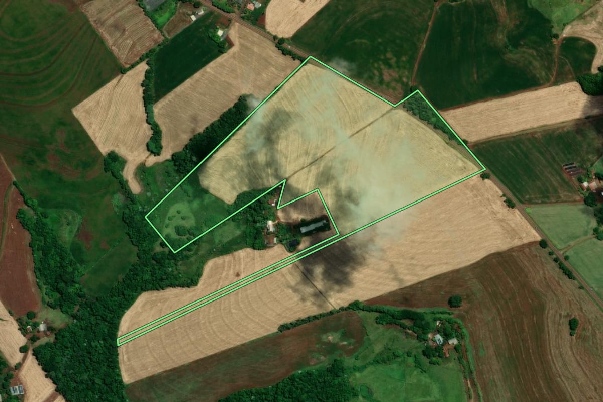 Imagem de satélite do imóvel rural em Tuparendi (RS), com o contorno declarado no CAR desenhado por cima.