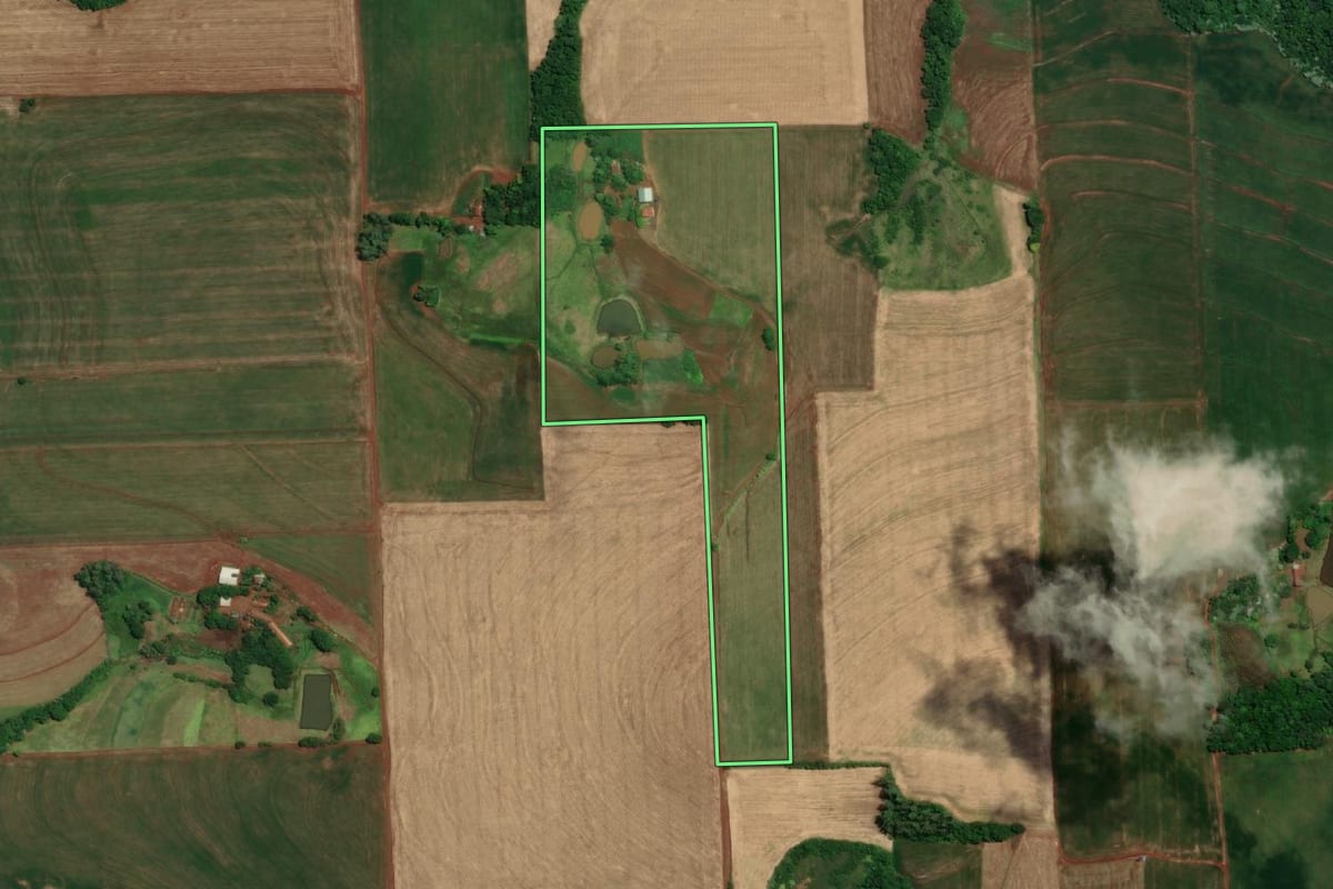 Imagem de satélite do imóvel rural em Tuparendi (RS), com o contorno declarado no CAR desenhado por cima.