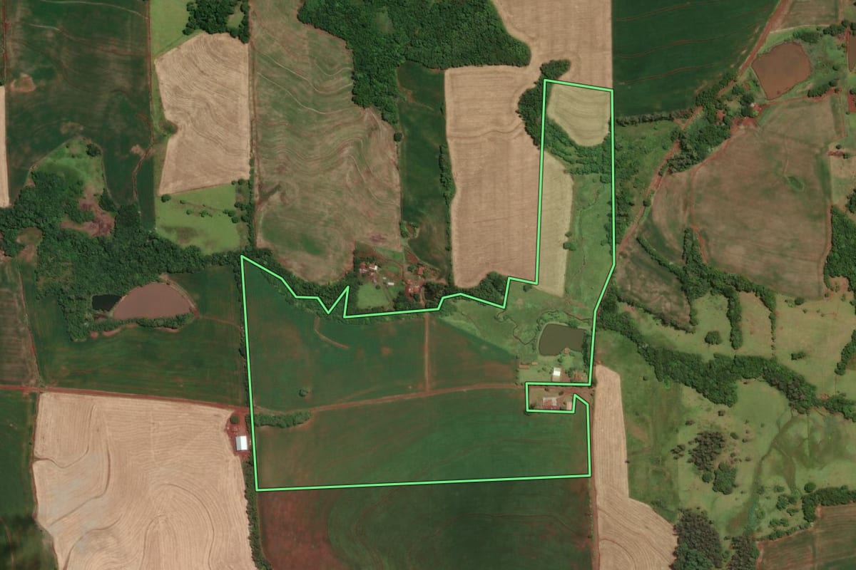 Imagem de satélite do imóvel rural em Tuparendi (RS), com o contorno declarado no CAR desenhado por cima.