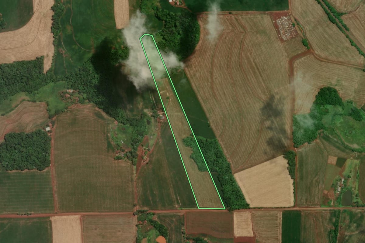 Imagem de satélite do imóvel rural em Tuparendi (RS), com o contorno declarado no CAR desenhado por cima.