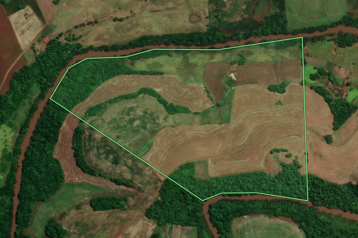Imagem de satélite do imóvel rural em Tuparendi (RS), com o contorno declarado no CAR desenhado por cima.