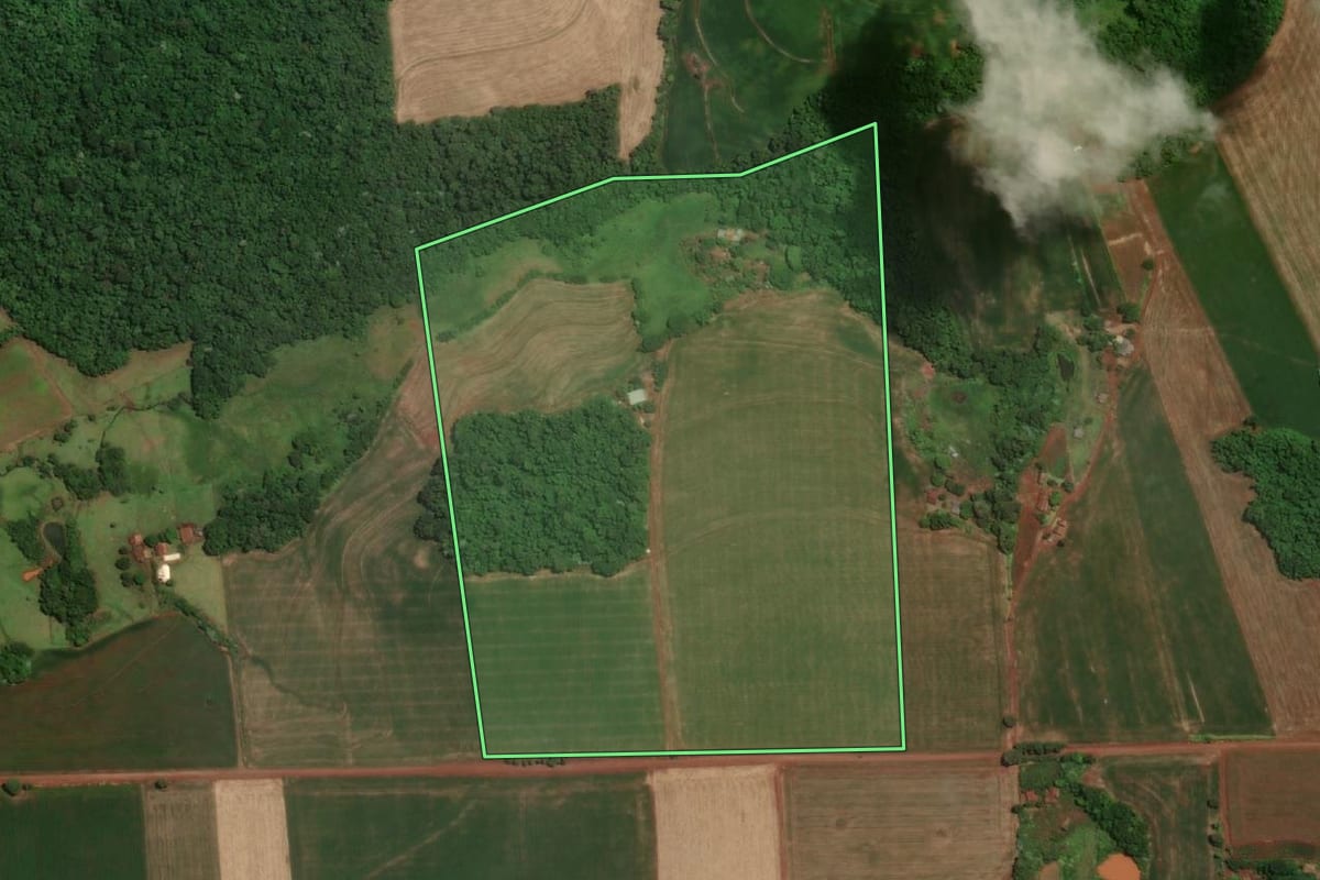 Imagem de satélite do imóvel rural em Tuparendi (RS), com o contorno declarado no CAR desenhado por cima.