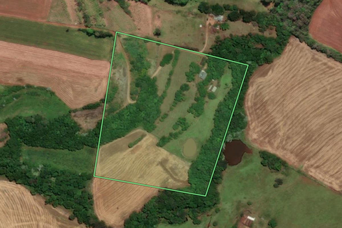 Imagem de satélite do imóvel rural em Tuparendi (RS), com o contorno declarado no CAR desenhado por cima.