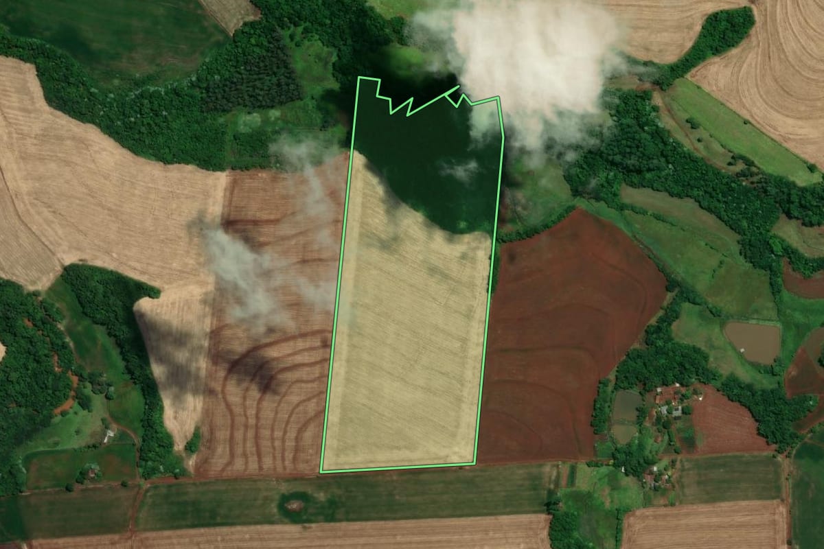 Imagem de satélite do imóvel rural em Tuparendi (RS), com o contorno declarado no CAR desenhado por cima.