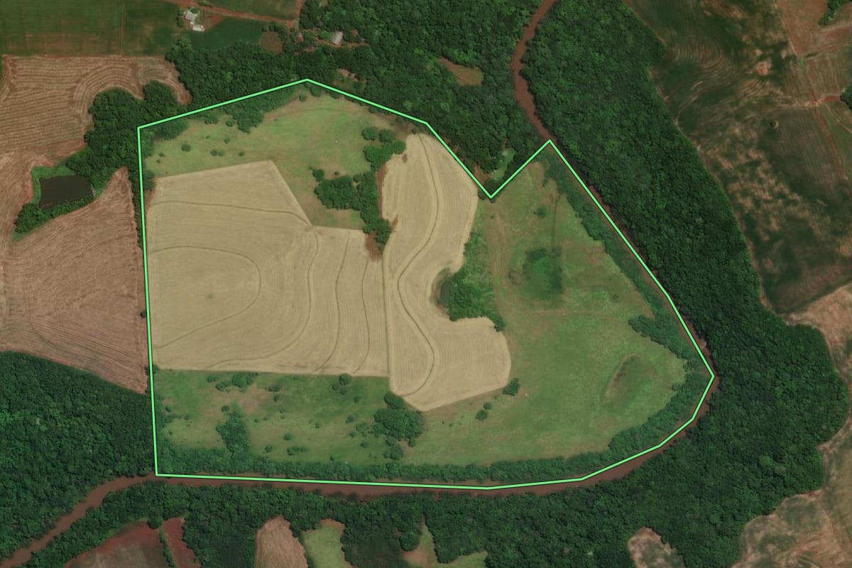 Imagem de satélite do imóvel rural em Tuparendi (RS), com o contorno declarado no CAR desenhado por cima.