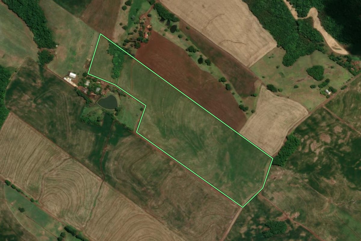 Imagem de satélite do imóvel rural em Tuparendi (RS), com o contorno declarado no CAR desenhado por cima.