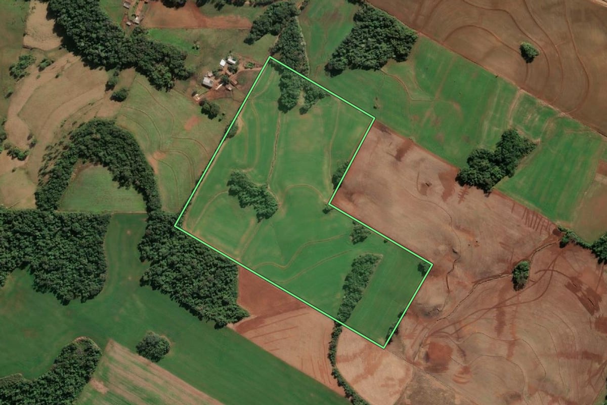 Imagem de satélite do imóvel rural em Tuparendi (RS), com o contorno declarado no CAR desenhado por cima.