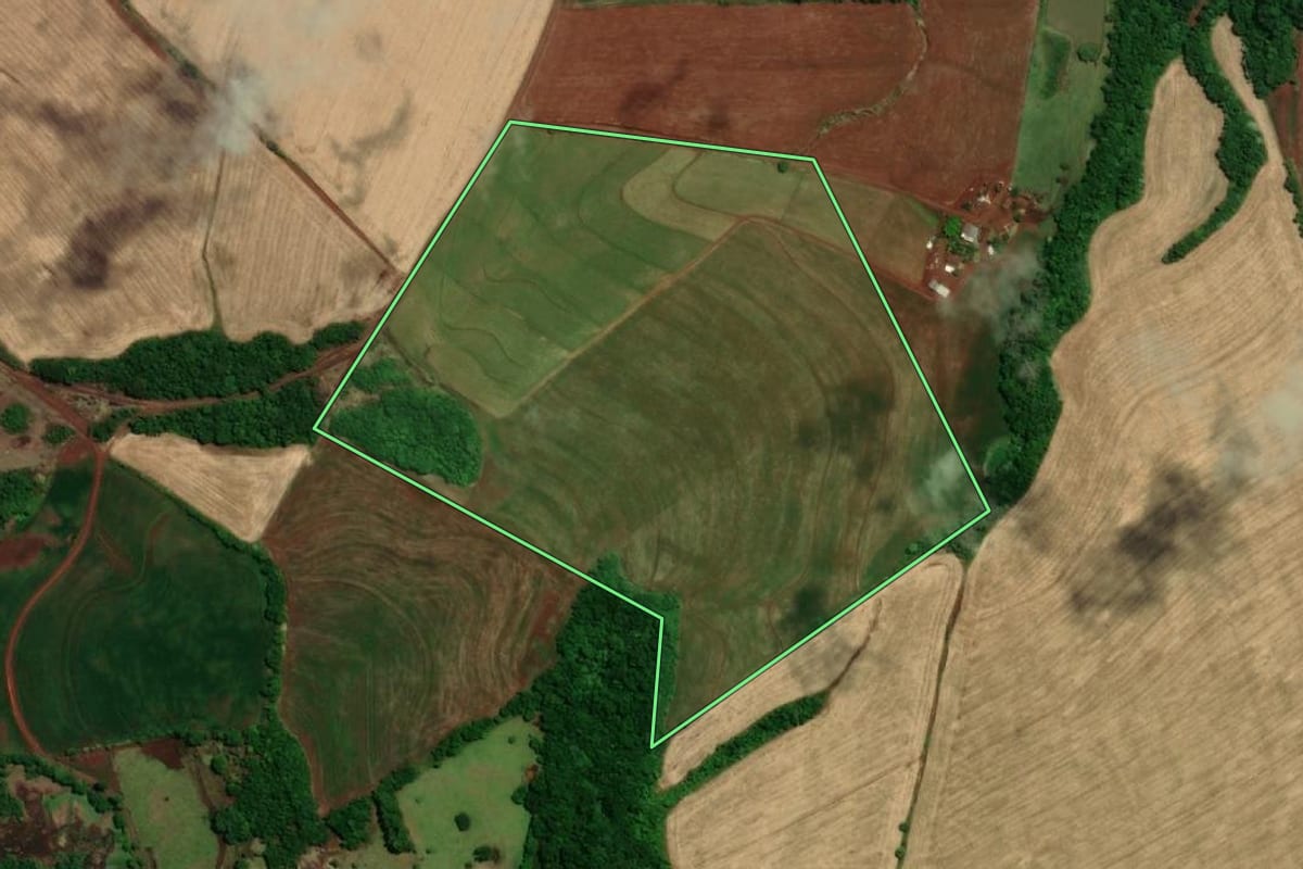 Imagem de satélite do imóvel rural em Tuparendi (RS), com o contorno declarado no CAR desenhado por cima.
