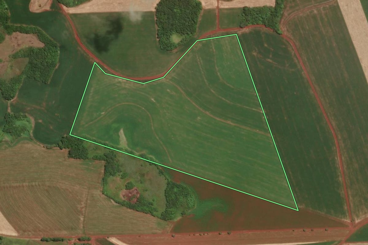 Imagem de satélite do imóvel rural em Tuparendi (RS), com o contorno declarado no CAR desenhado por cima.