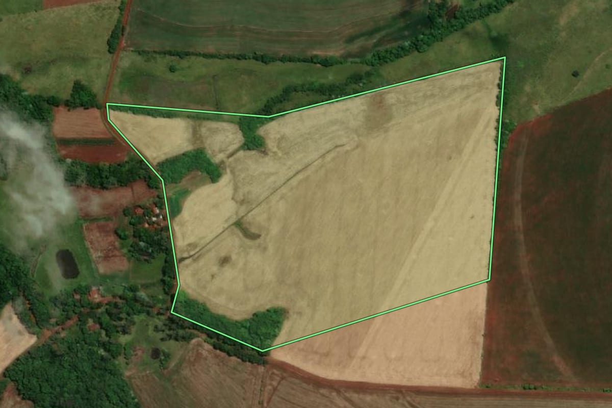 Imagem de satélite do imóvel rural em Tuparendi (RS), com o contorno declarado no CAR desenhado por cima.
