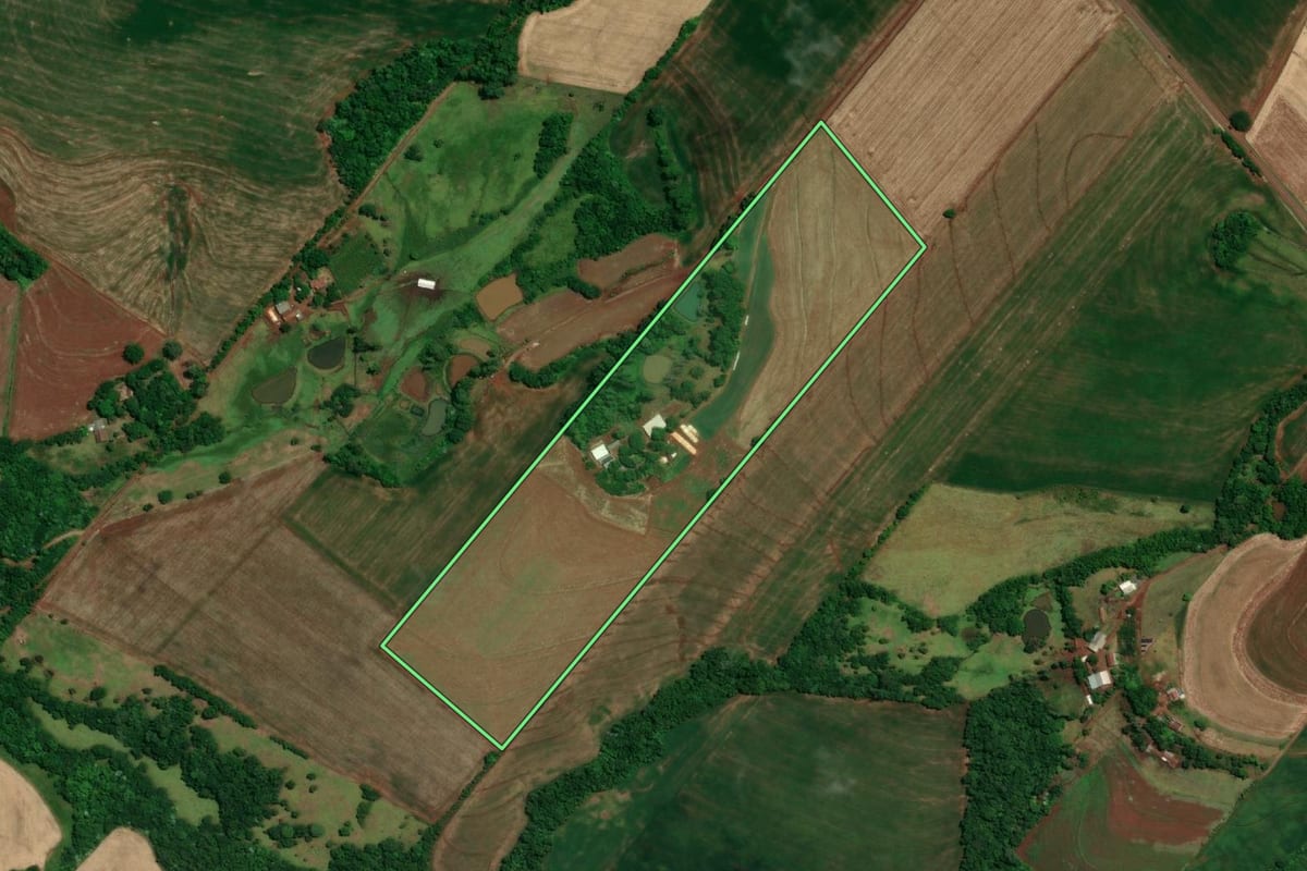 Imagem de satélite do imóvel rural em Tuparendi (RS), com o contorno declarado no CAR desenhado por cima.