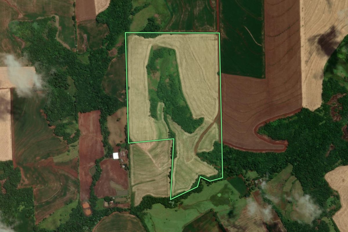 Imagem de satélite do imóvel rural em Tuparendi (RS), com o contorno declarado no CAR desenhado por cima.