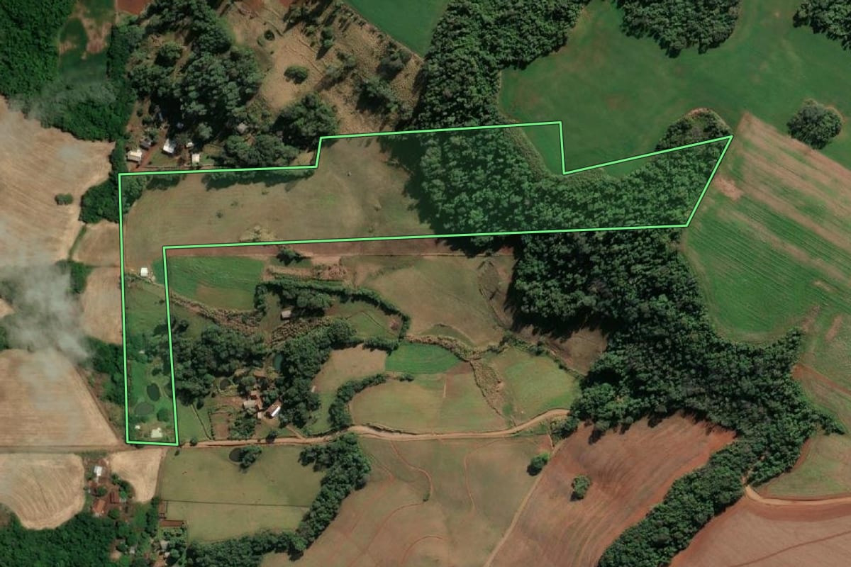 Imagem de satélite do imóvel rural em Tuparendi (RS), com o contorno declarado no CAR desenhado por cima.