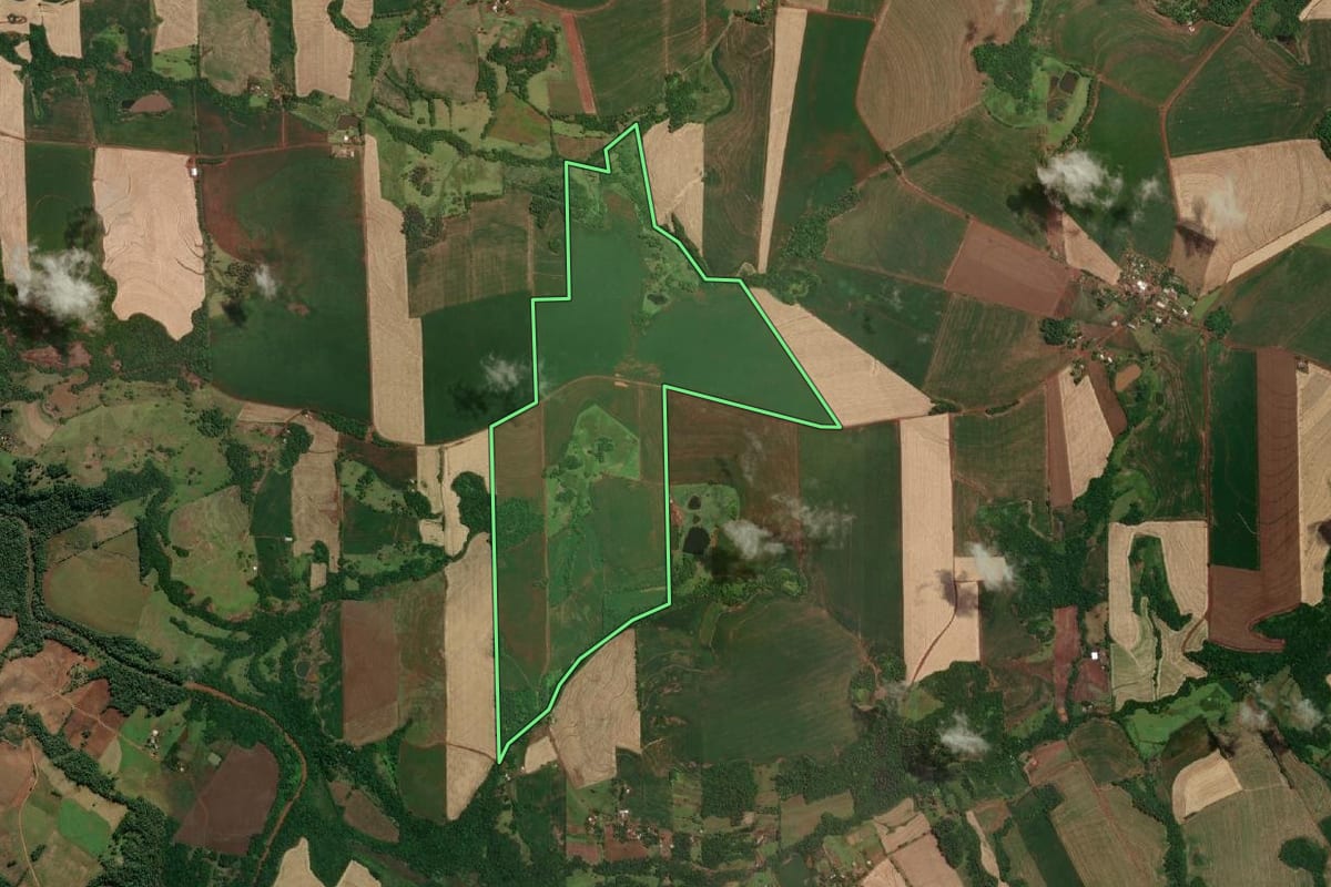 Imagem de satélite do imóvel rural em Tuparendi (RS), com o contorno declarado no CAR desenhado por cima.