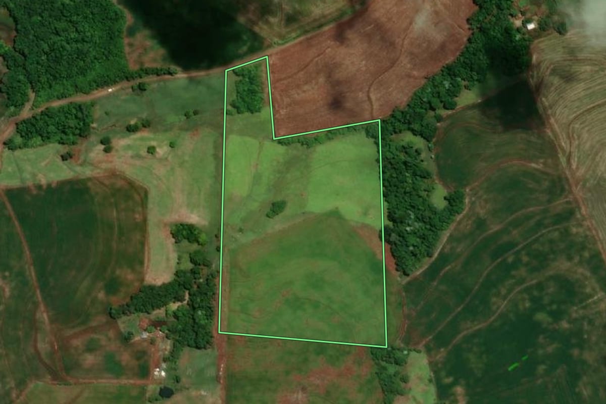 Imagem de satélite do imóvel rural em Tuparendi (RS), com o contorno declarado no CAR desenhado por cima.