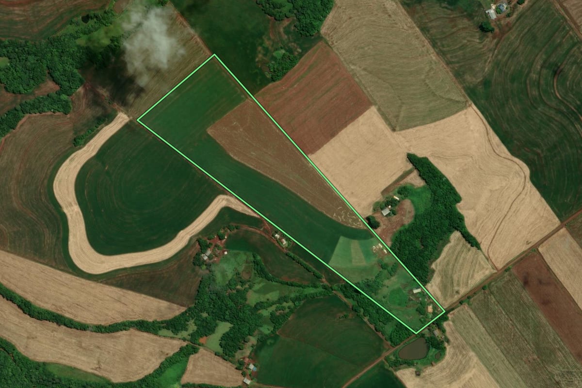 Imagem de satélite do imóvel rural em Tuparendi (RS), com o contorno declarado no CAR desenhado por cima.